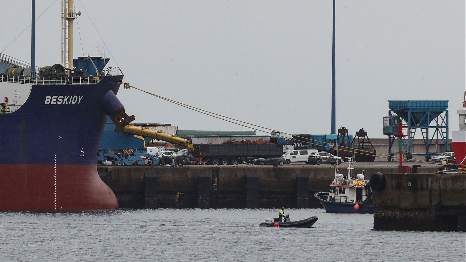 Dos trabajadores muertos y cuatro fallecidos en un accidente laboral en el Puerto de El Musel de Gigón