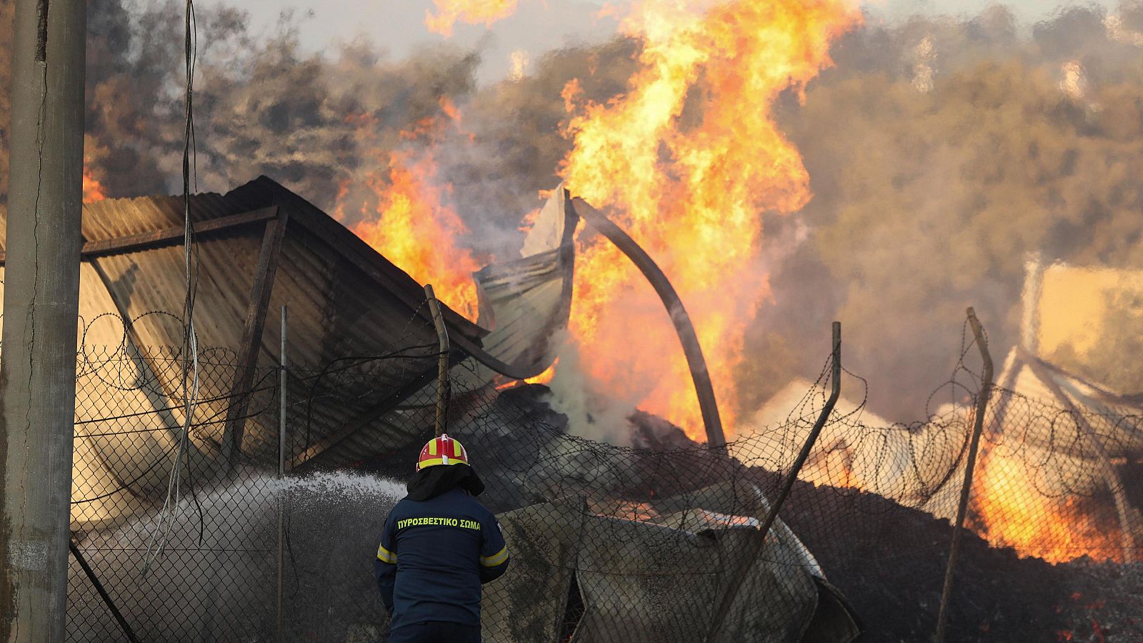 Un bombero lucha contra el fuego en el incendio desatado este agosto en las afueras de Atenas, Grecia