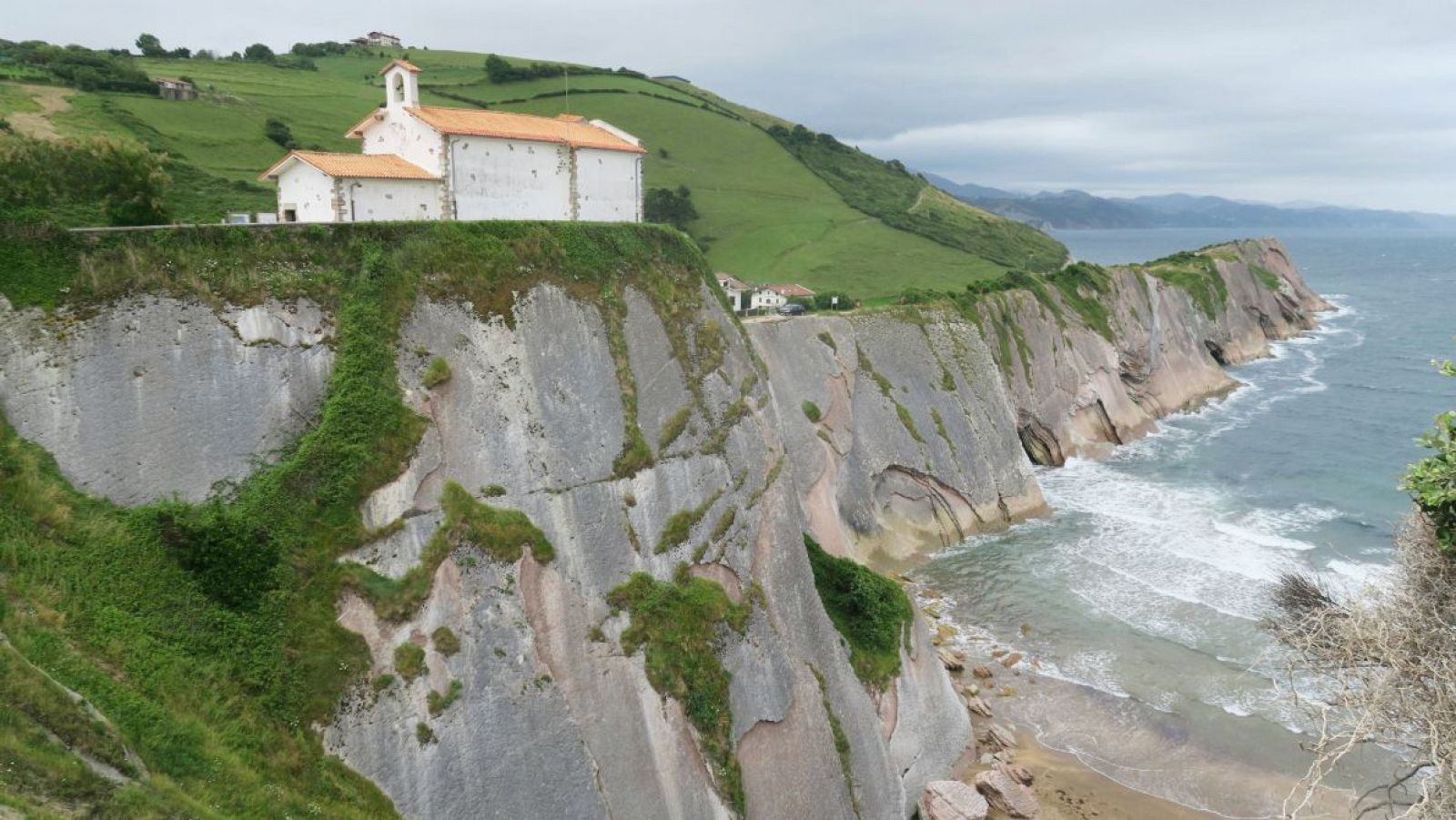 Ermita de San Telmo, en el borde de los acantilados de Zumaia.