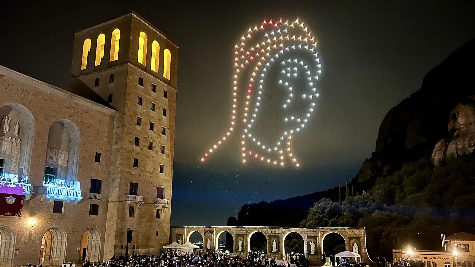 200 drons sincronitzats dibuixen la figura de la Moreneta al cel de Montserrat