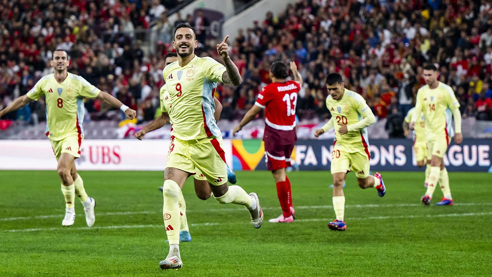 Joselu celebra el primer gol de España