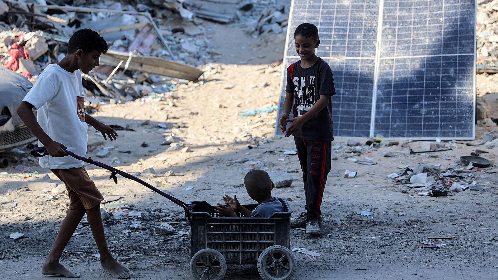 Niños juegan junto a los paneles solares en un campamento en Jabalia, en el norte de Gaza. Dos hospitales de Gaza podrían dejar de funcionar en las próximas horas por falta de combustible.