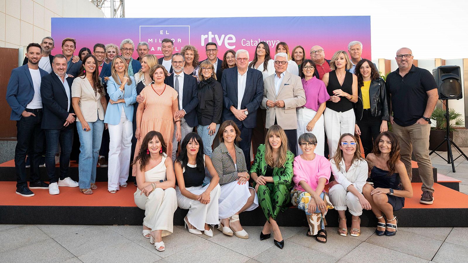 Foto de família amb els presentadors i directius de la nova temporada de RTVE Catalunya 2024-25