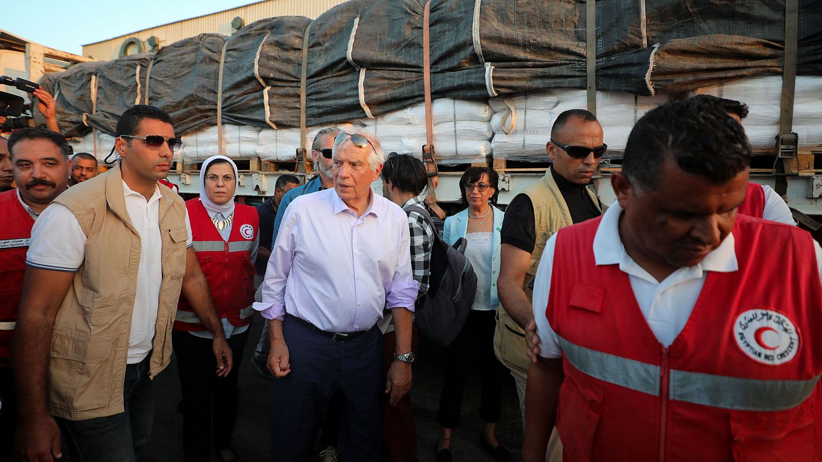 Borrell visita las instalaciones de almacenamiento de ayuda de la Media Luna Roja egipcia