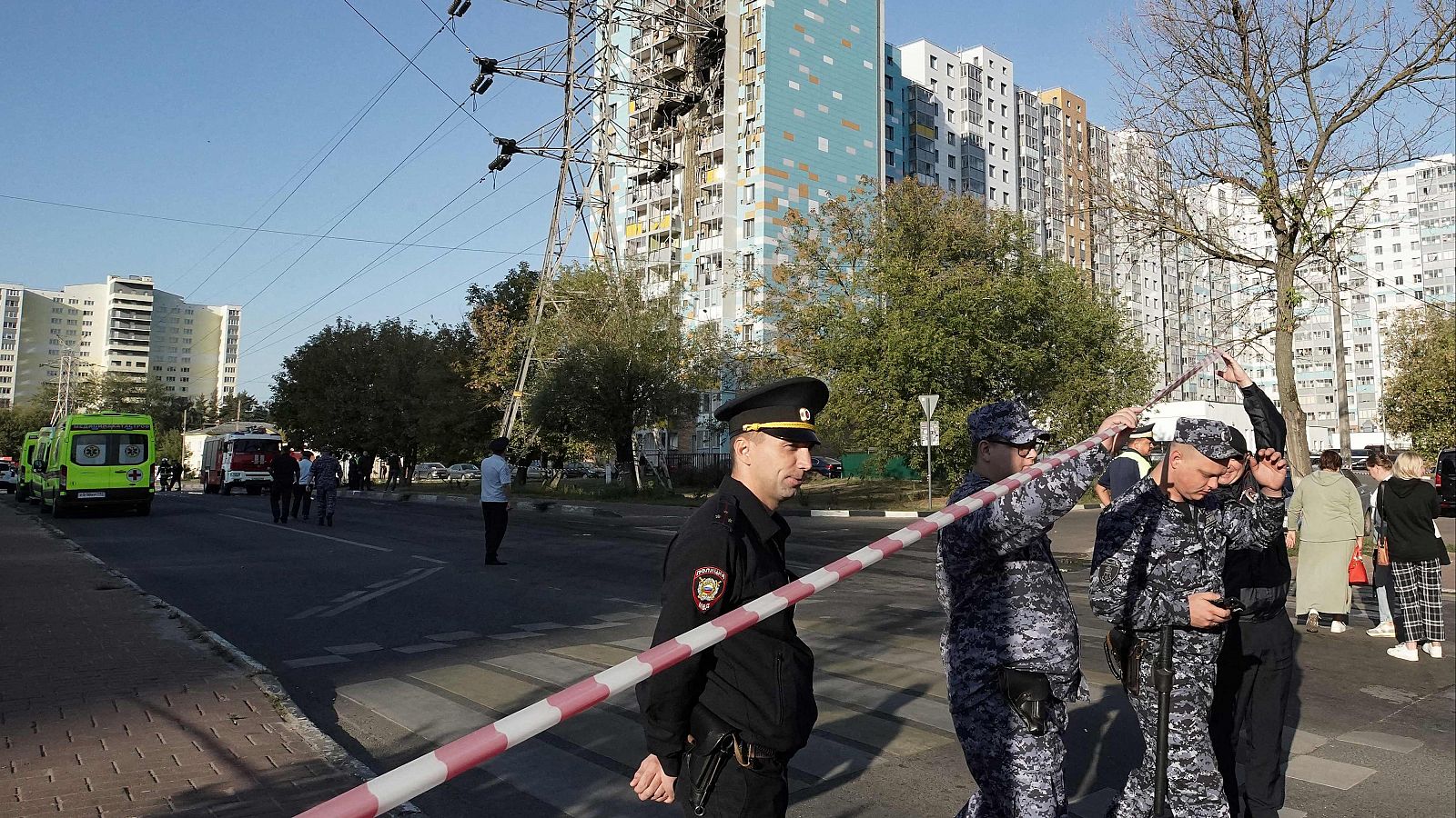 Imagen de un edificio residencial dañado tras un ataque con drones en Ramenskoye, en Moscú. Un dron ucraniano mata a una mujer en Moscú.