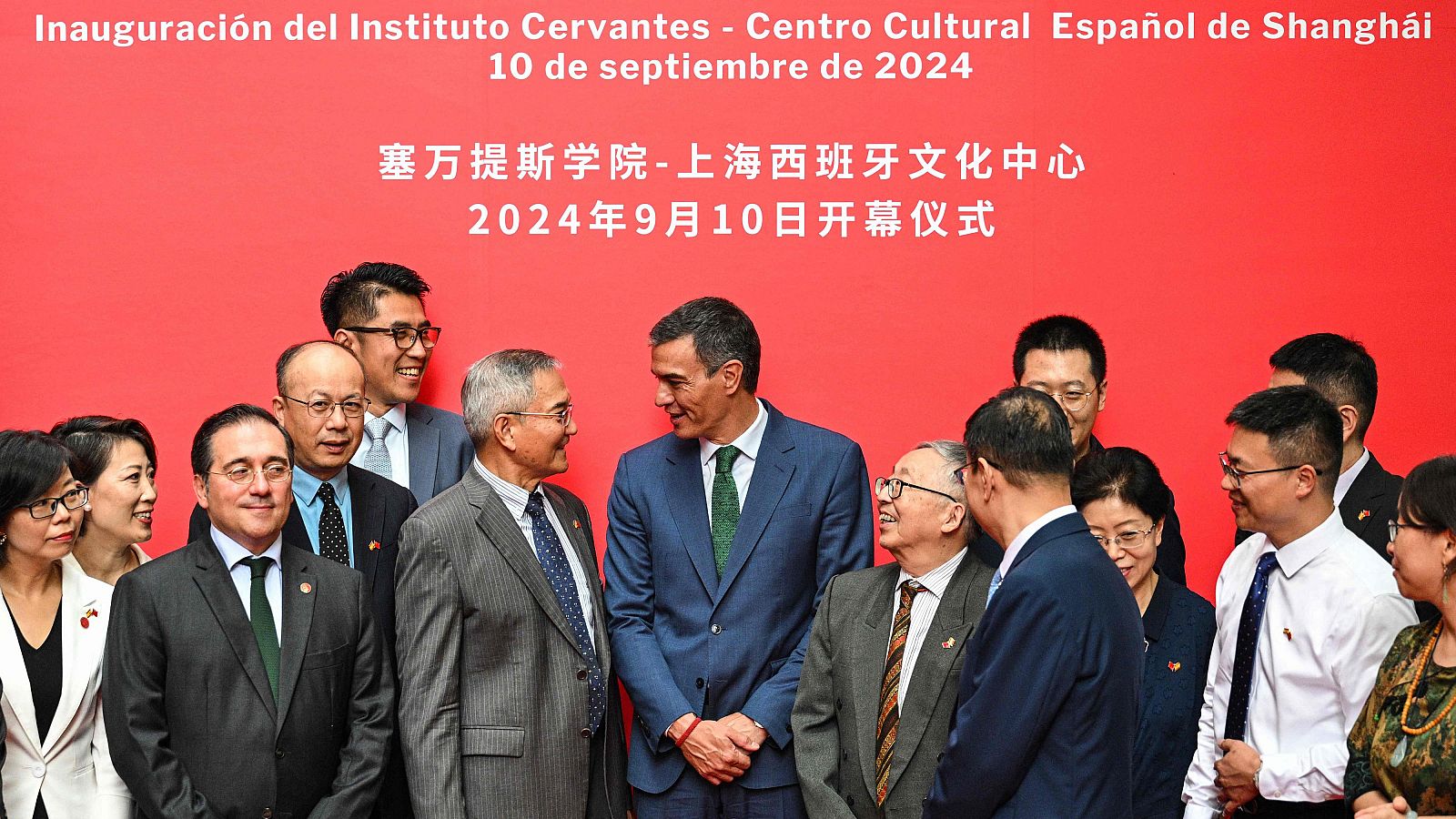 Pedro Sánchez junto con el ministro Albares en la inauguración del Instituto Cervantes en Shanghái