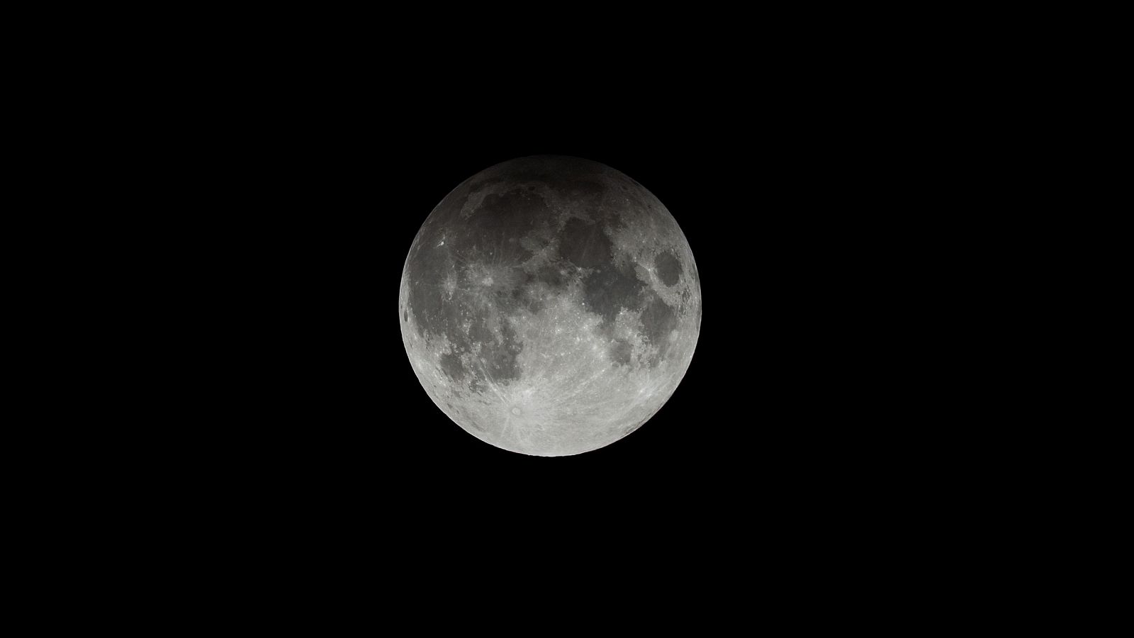 Eclipse lunar parcial: cuándo y desde dónde verlo en España