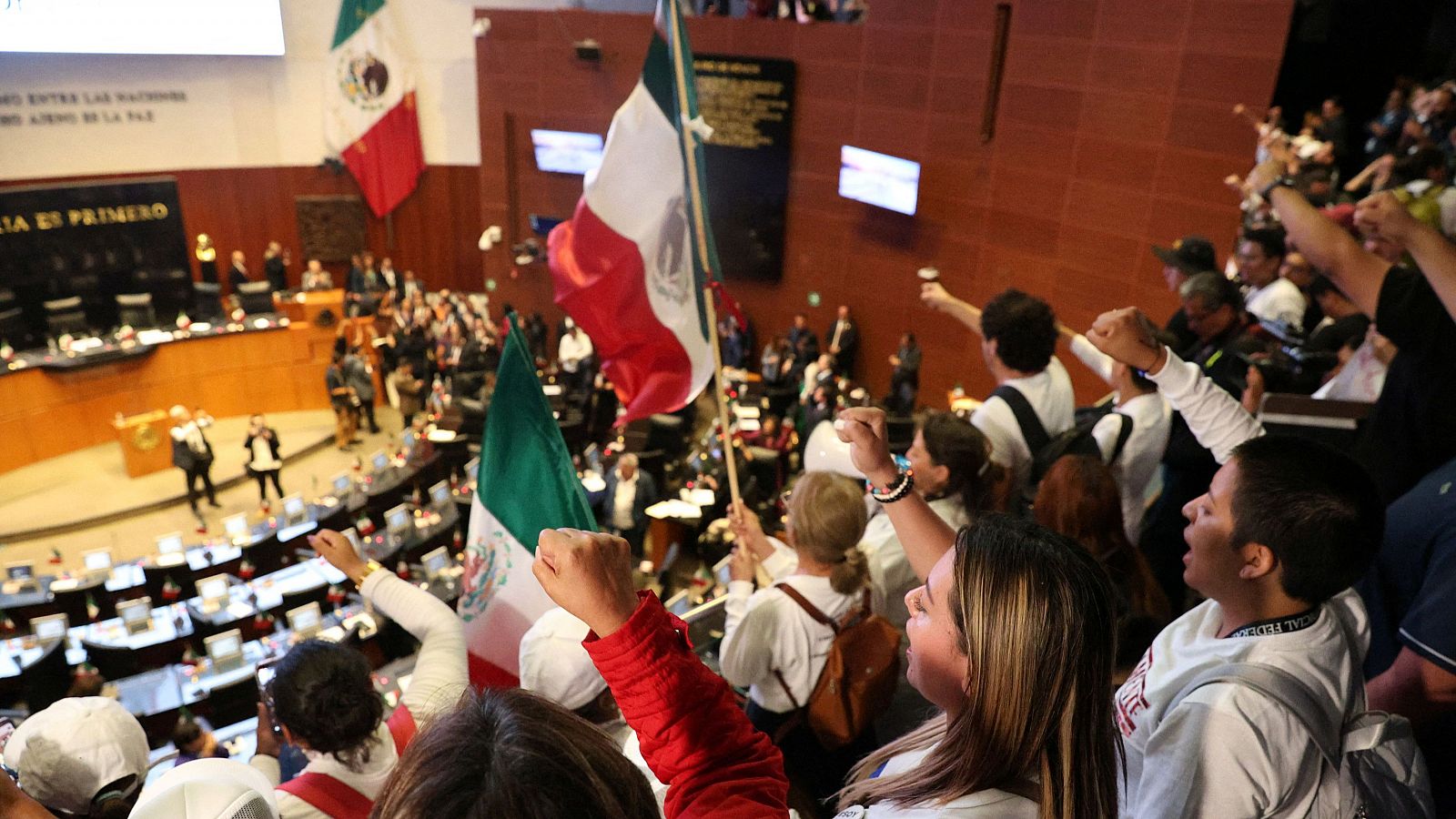 Manifestantes entran al edificio del Senado en México