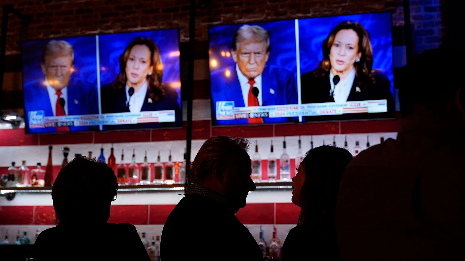 Los espectadores ven el debate entre Kamala Harris y Donald Trump