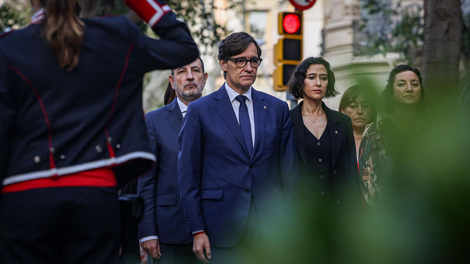 El president de la Generalitat, Salvador Illa, durant l'ofrena floral al monument a Rafael Casanova de Barcelona  (ACN | Jordi Borràs)