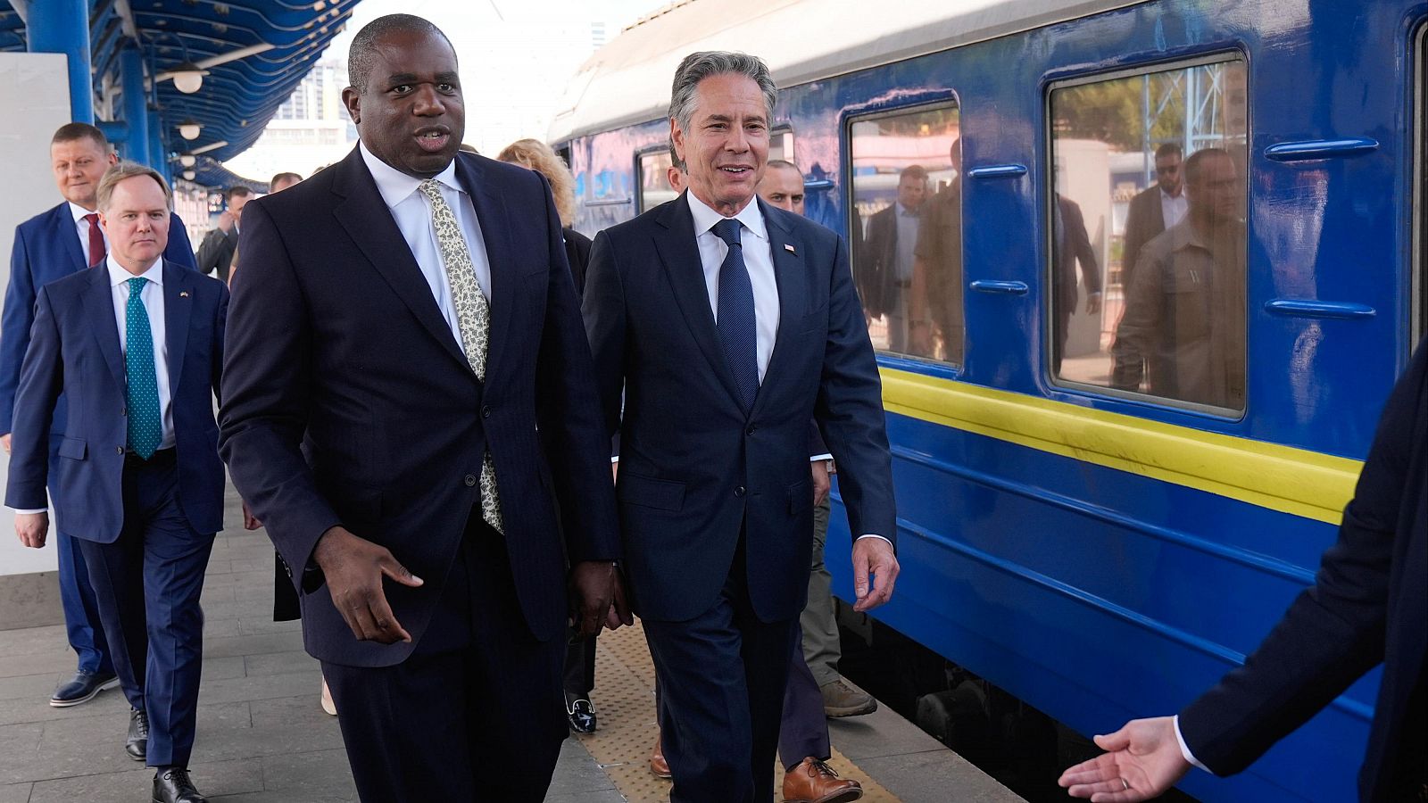 Blinken y Lammy llegan a la estación de tren de la capital ucraniana, Kiev, este miércoles. Blinken llega a Ucrania para entrevistarse con Zelenski.