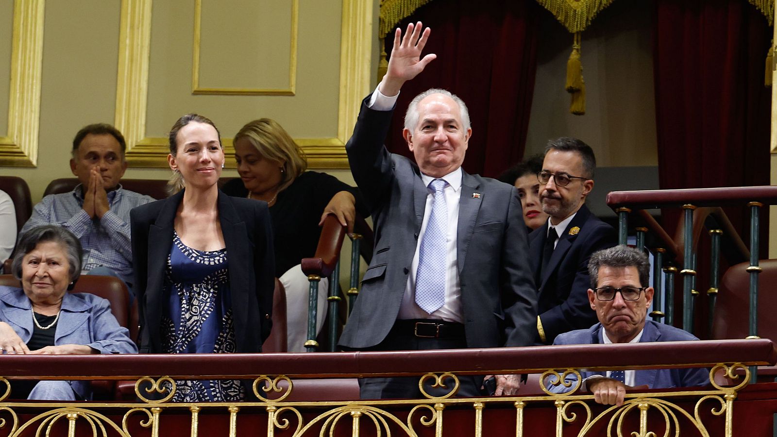 El ex alcalde de Caracas, Antonio Ledezma, y la hija de Edmundo gonzález, Carolina González, durante el Pleno del Congreso.