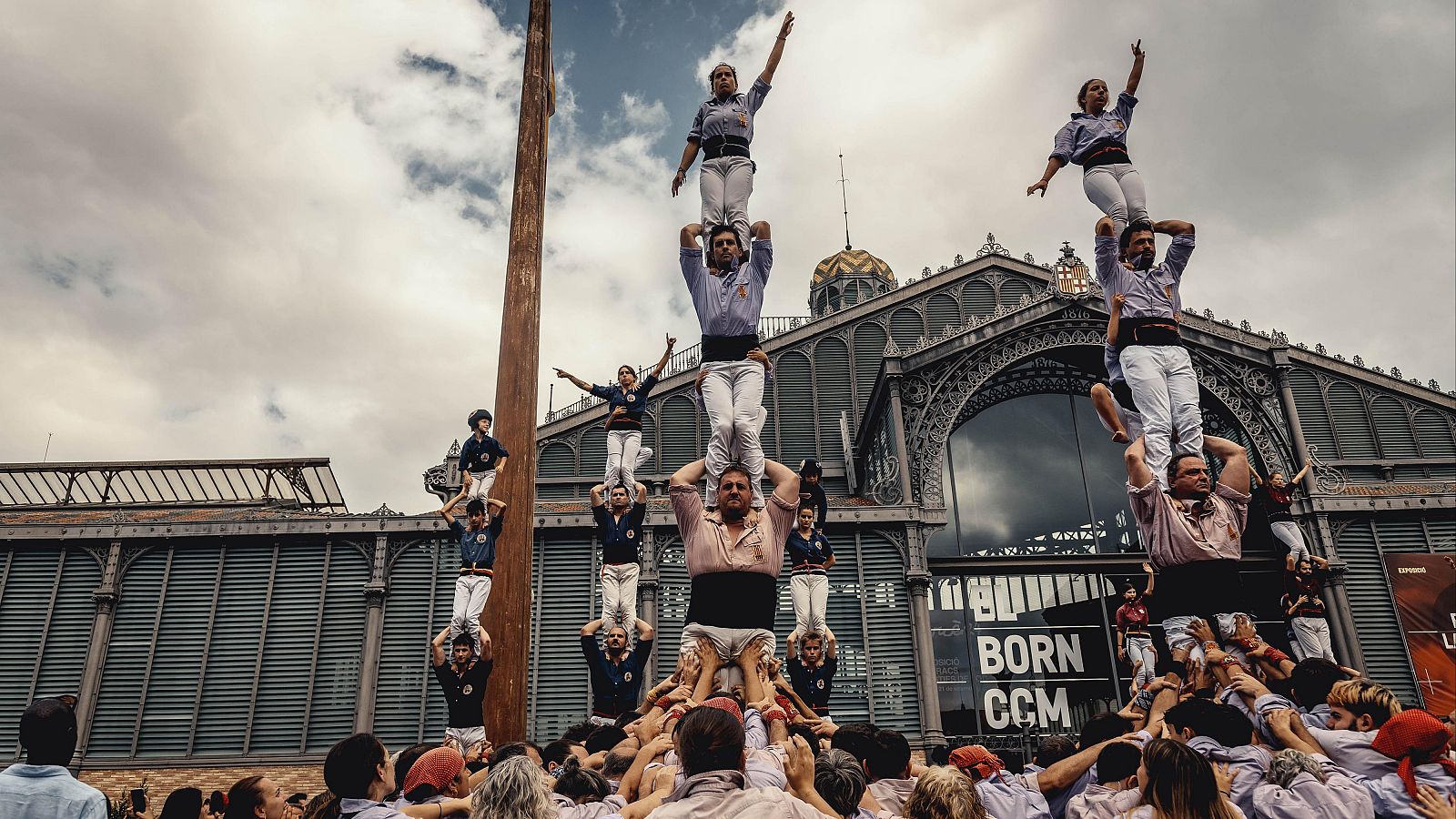 Un grupo de personas asiste en Barcelona a los tradicionales Castellers del 11 de septiembre