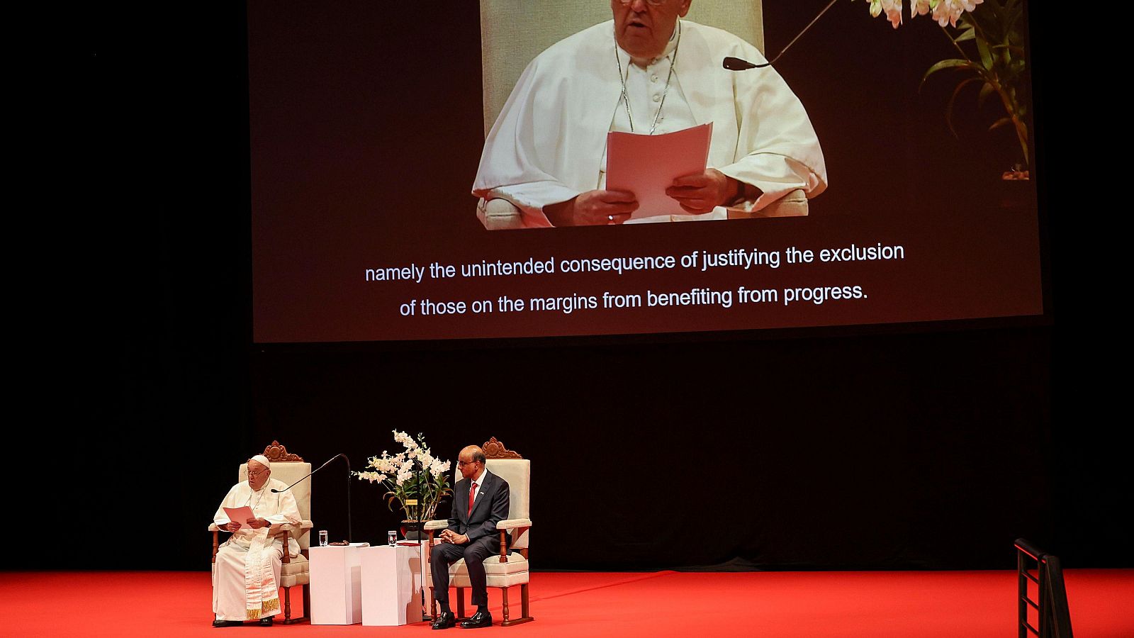 El papa Francisco y el presidente de Singapur, Tharman Shanmugaratnam, en el Centro Cultural de la Universidad Nacional de Singapur