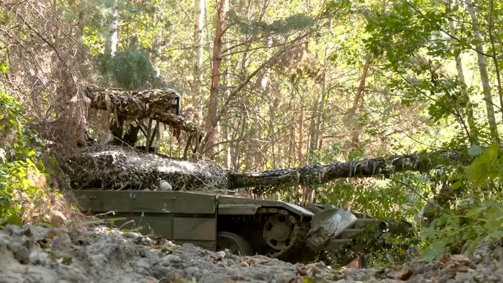 Captura de pantalla de un vídeo del ministerio de Defensa de Rusia, donde un tanque ruso toma posiciones de tiro en Kursk. Zelenski confirma que Rusia ha iniciado una contraofensiva en Kursk.