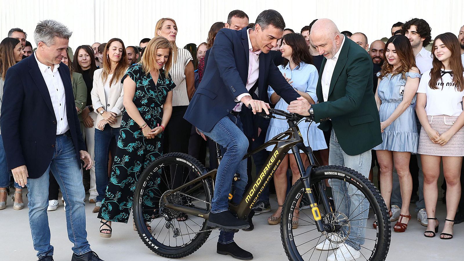 Sánchez anuncia 40 milions d'euros per abaratir el Bicing i el Bicimad i subvencionar la compra de bicicletes assistides.