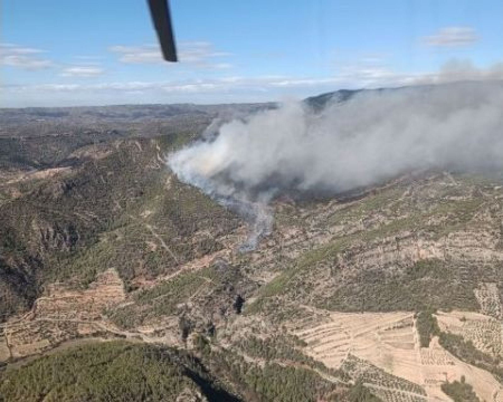 Imagen aérea de los bomberos en el fuego de Cabacés, Tarragona