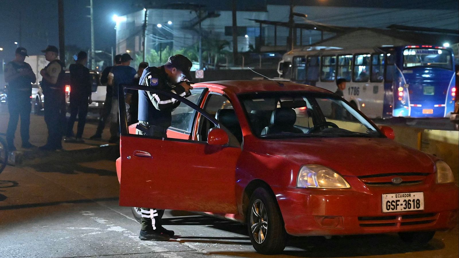 Un agente de policía inspecciona el coche de María Daniela Icaza, tras ser asesinada en Guayaquil