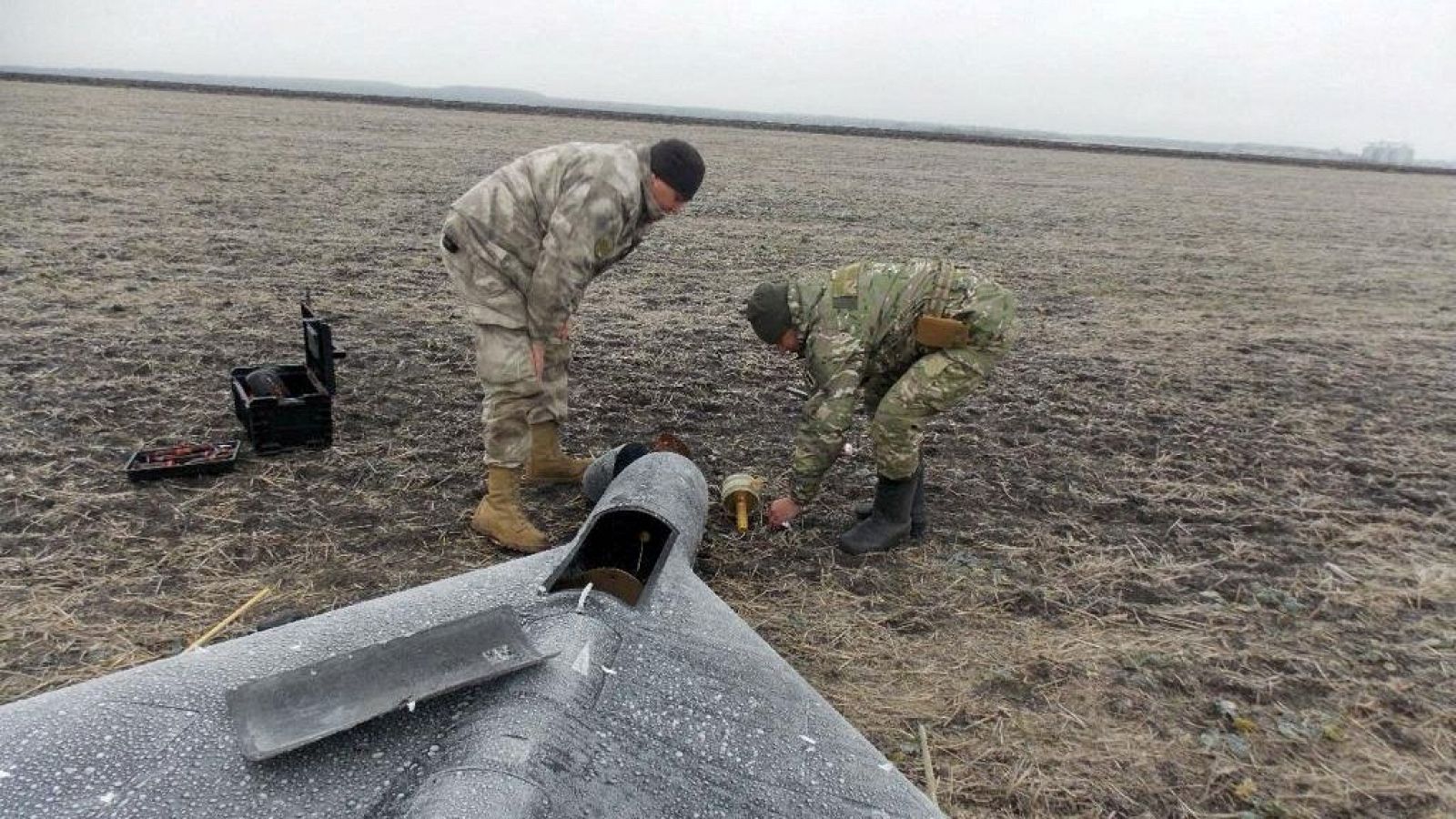 Miembros de la unidad de desminado de la policía ucraniana retiran una ojiva de un vehículo aéreo no tripulado kamikaze ruso. Starmer se reúne en Washington con Biden para abordar el uso de misiles en Ucrania.