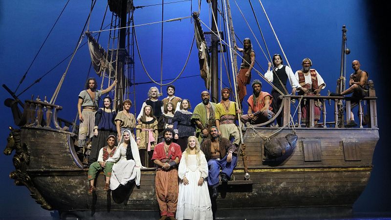 Fotografia de família amb el repartiment de la quarta reposició de 'Mar i Cel'