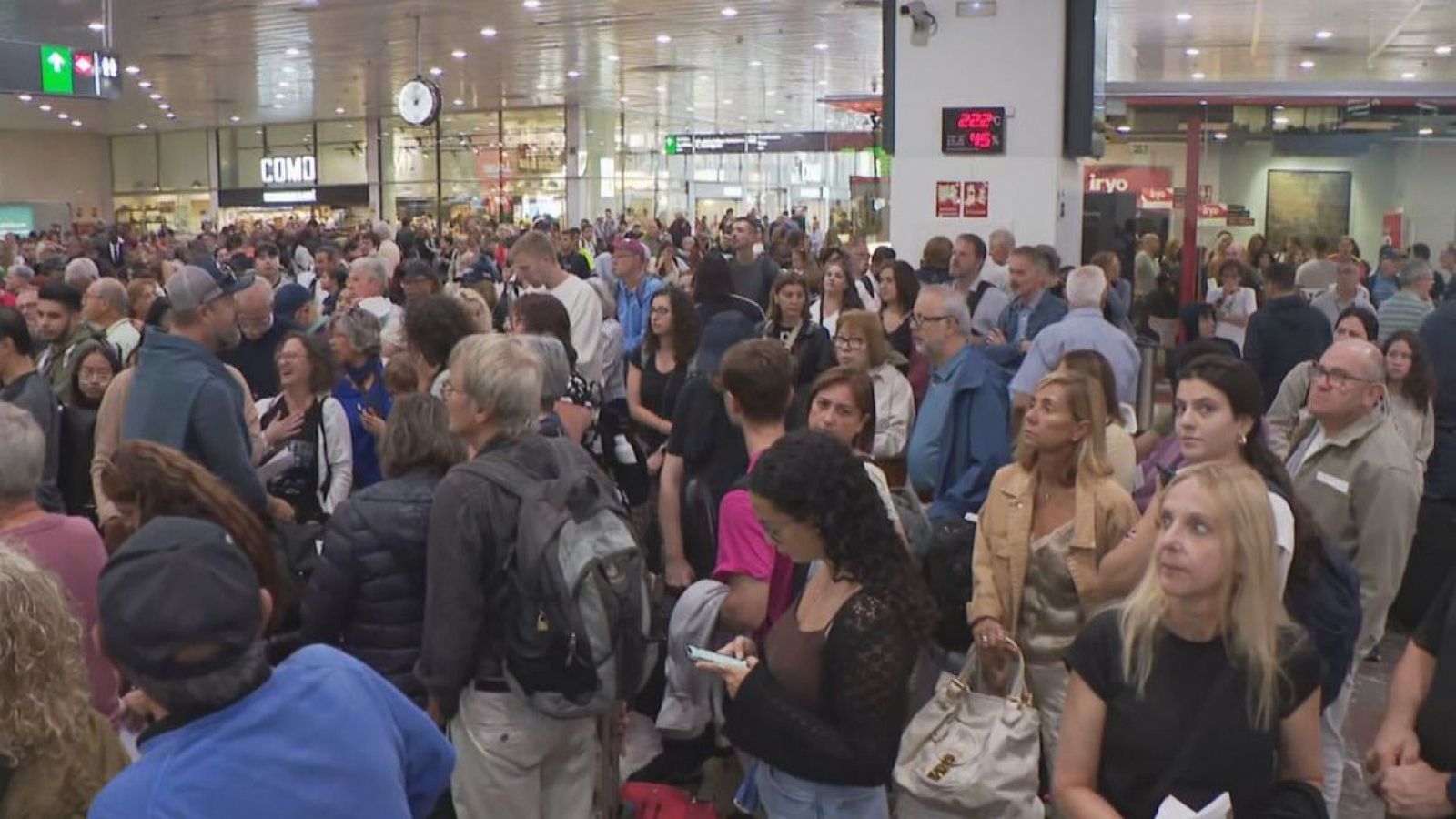 Centenars de passatgers esperen al vestíbul de l'estació de Sants de Barcelona