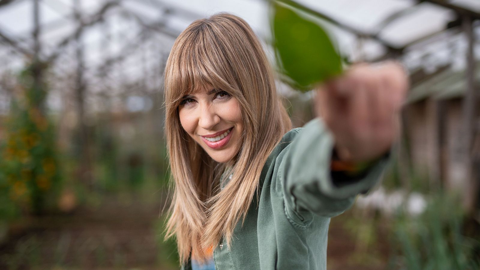 María Gómez amb una fulla a la mà