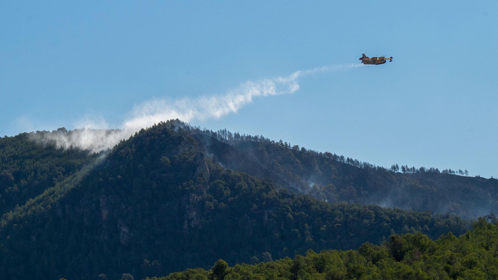 Los bomberos dan por estabilizado el incendio de Porrera y trabajan en perimetrar Cabacés