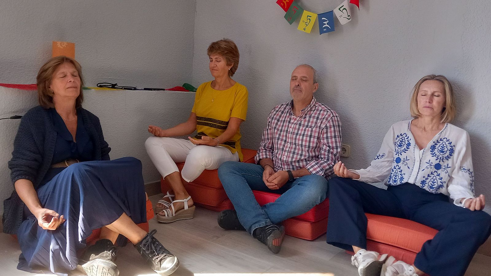 Compañeros de Torrespaña meditan durante su pausa laboral.