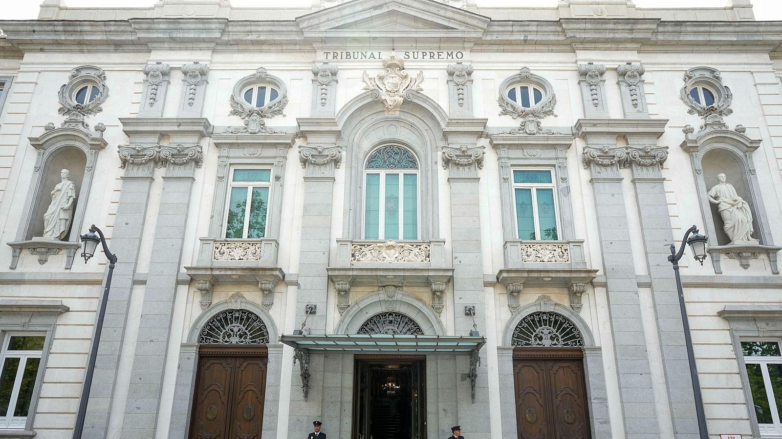 Vista de la entrada principal de la sede del Tribunal Supremo