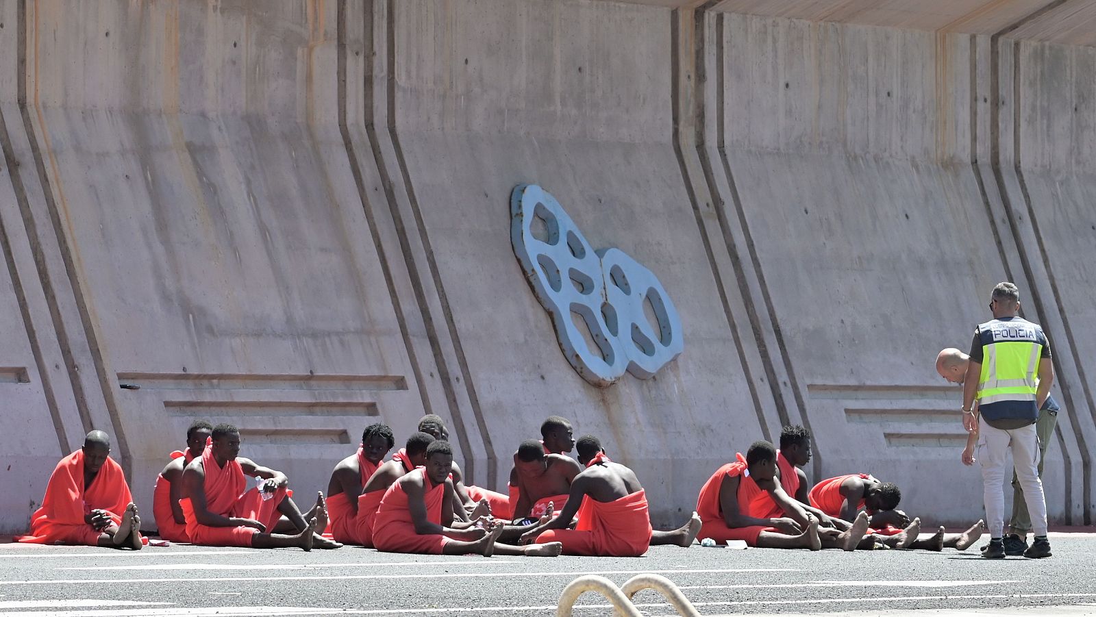 Imagen inmigrantes que han llegado en un cayuco por sus propios medios al puerto de La Estaca, en el municipio de Valverde (El Hierro)