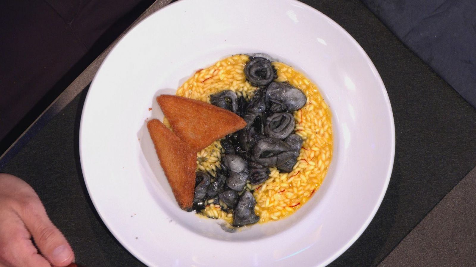 Chipirones en su salsa, arroz con azafrán y pan frito