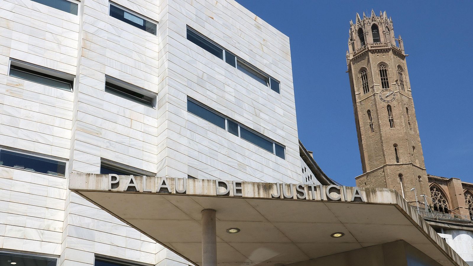 Façana dels Jutjats de Lleida amb la torre de la Seu Vella al fons