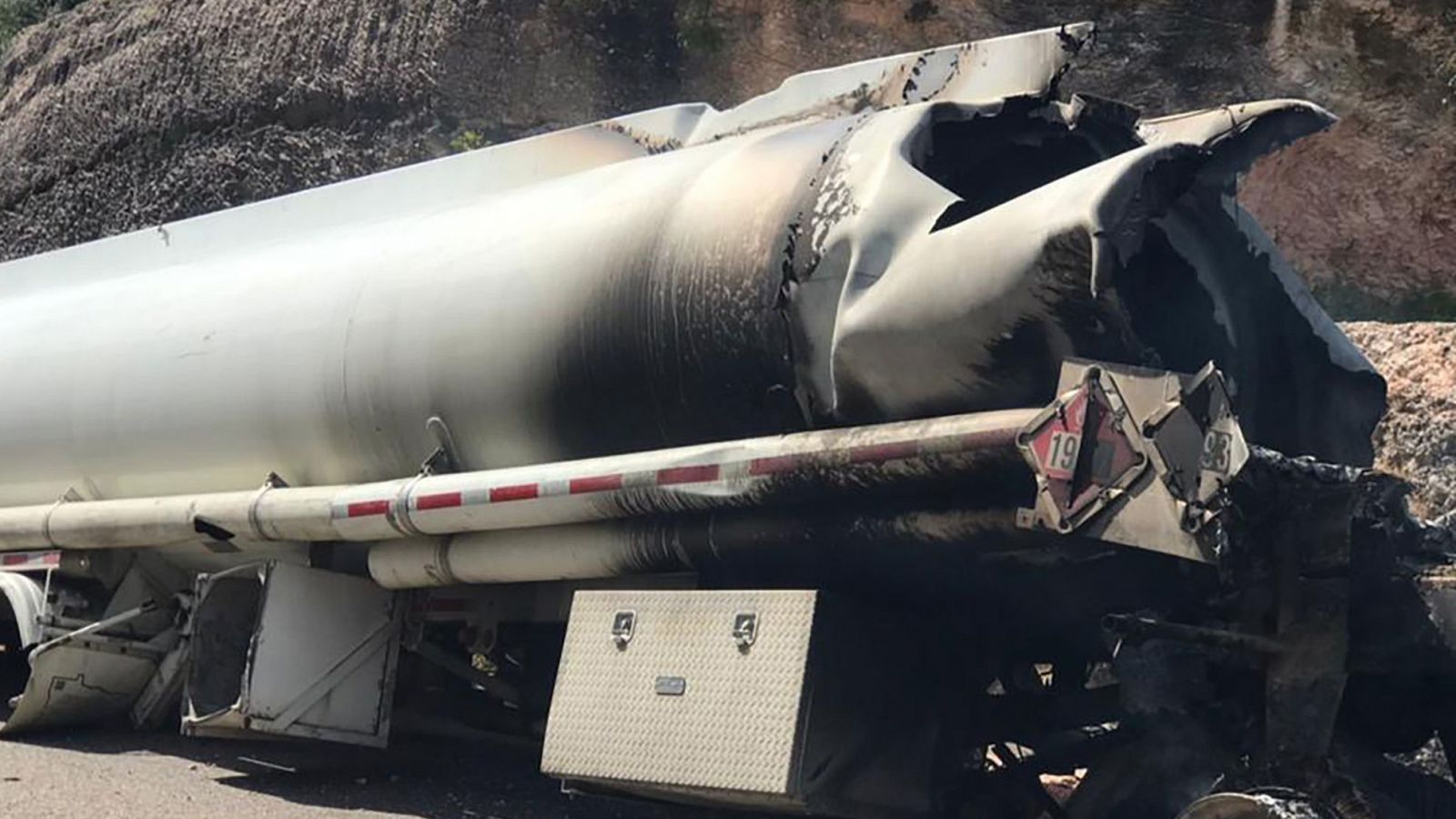 Fotografía que muestra los restos del camión cisterna que explotó este sábado en Miragoane (Haití)