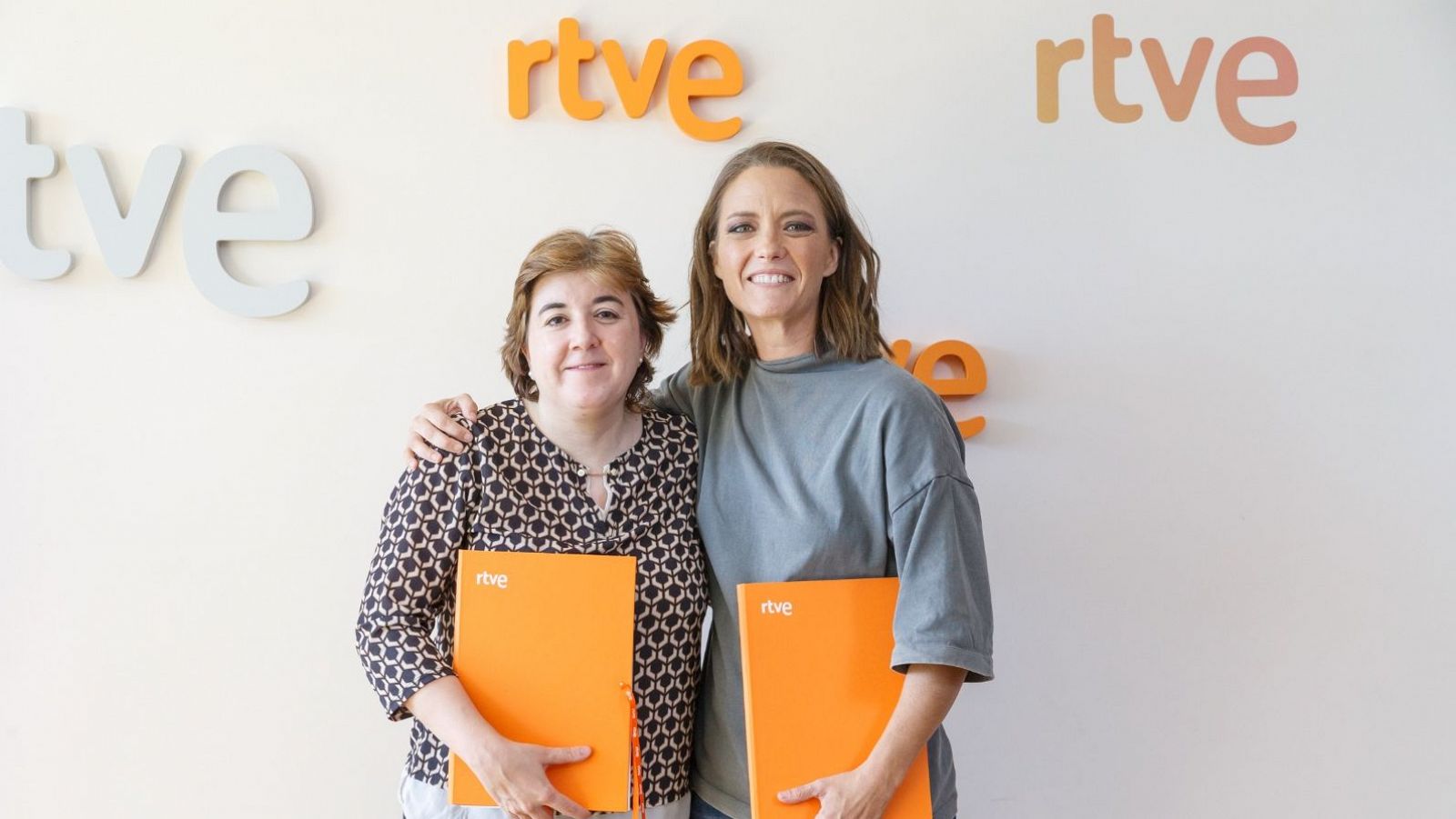 La presidenta interina de RTVE, Concepción Cascajosa, y la presidenta de la Academia, María Casado, renuevan el convenio de colaboración entre ambas empresas