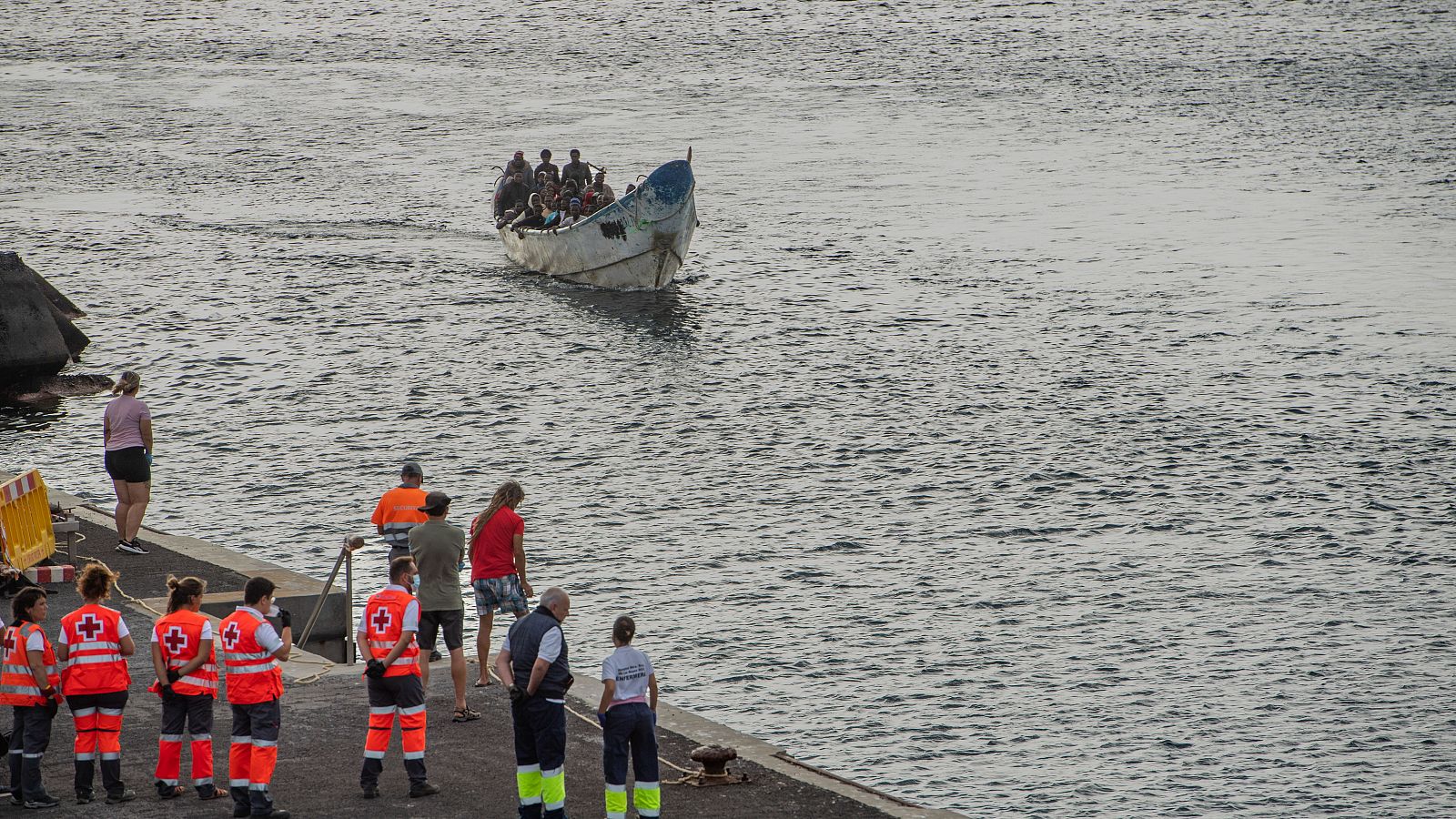 Llegada de un cayuco con migrantes al puerto de La Restinga, en El Hierro