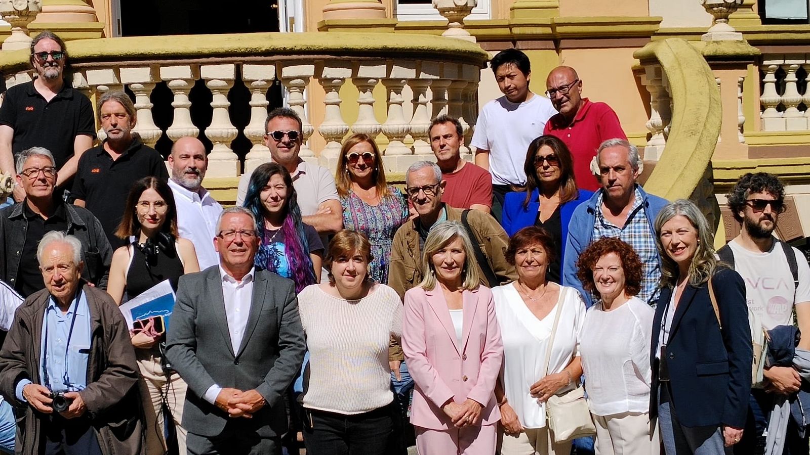 Trabajadores del Centro Territorial de Asturias junto a la presidenta de a Corporación