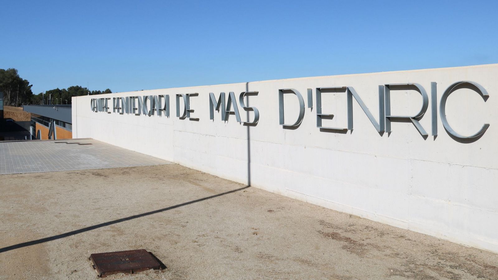 Pla general del cartell d'entrada del centre penitenciari de Mas d'Enric a Tarragona, al terme del Catllar.