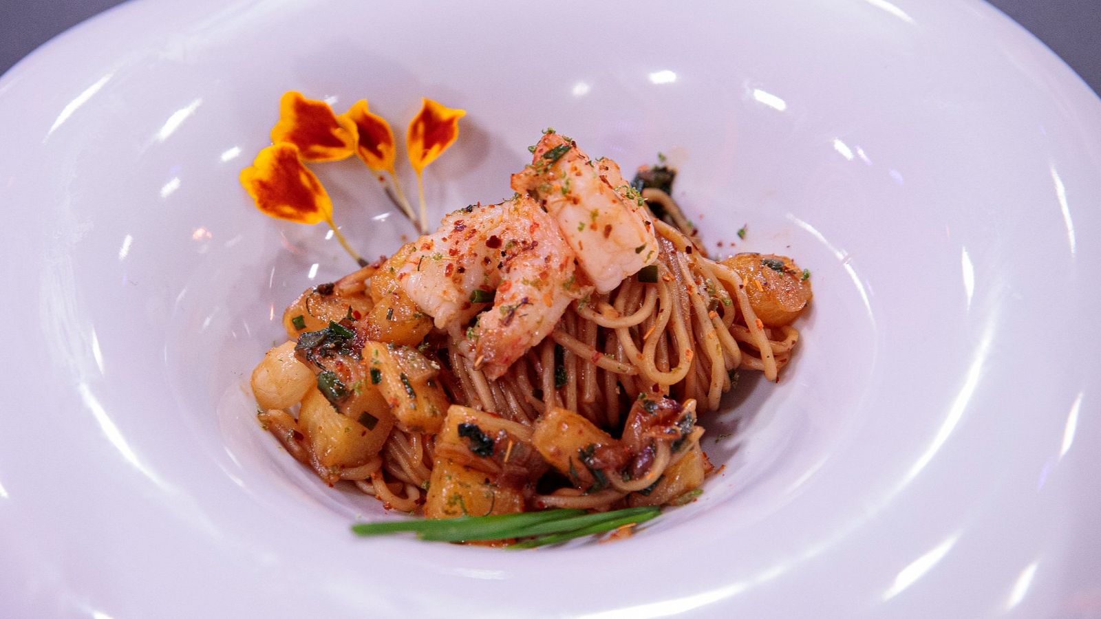 MasterChef Celebrity 9 | Receta de spaghetti con gambas y piña de María León