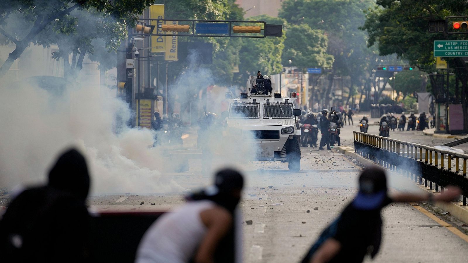 Manifestantes chocan con la policía durante las manifestaciones contra los resultados electorales oficiales el pasado julio en Caracas. Misión de la ONU para Venezuela: Gobierno comete crimen de lesa humanidad de persecución.