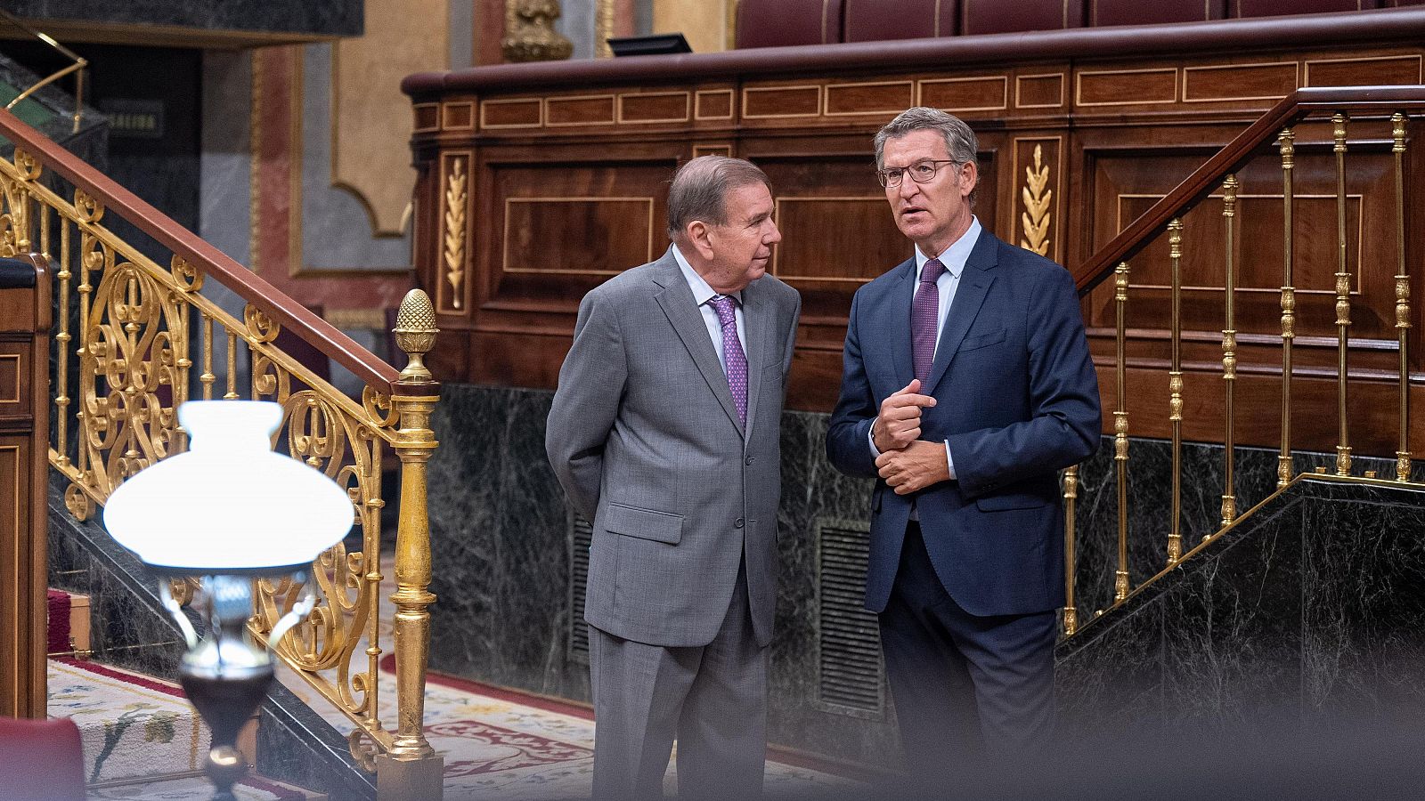 El opositor venezolano con el líder del PP antes de entrar al Congreso.