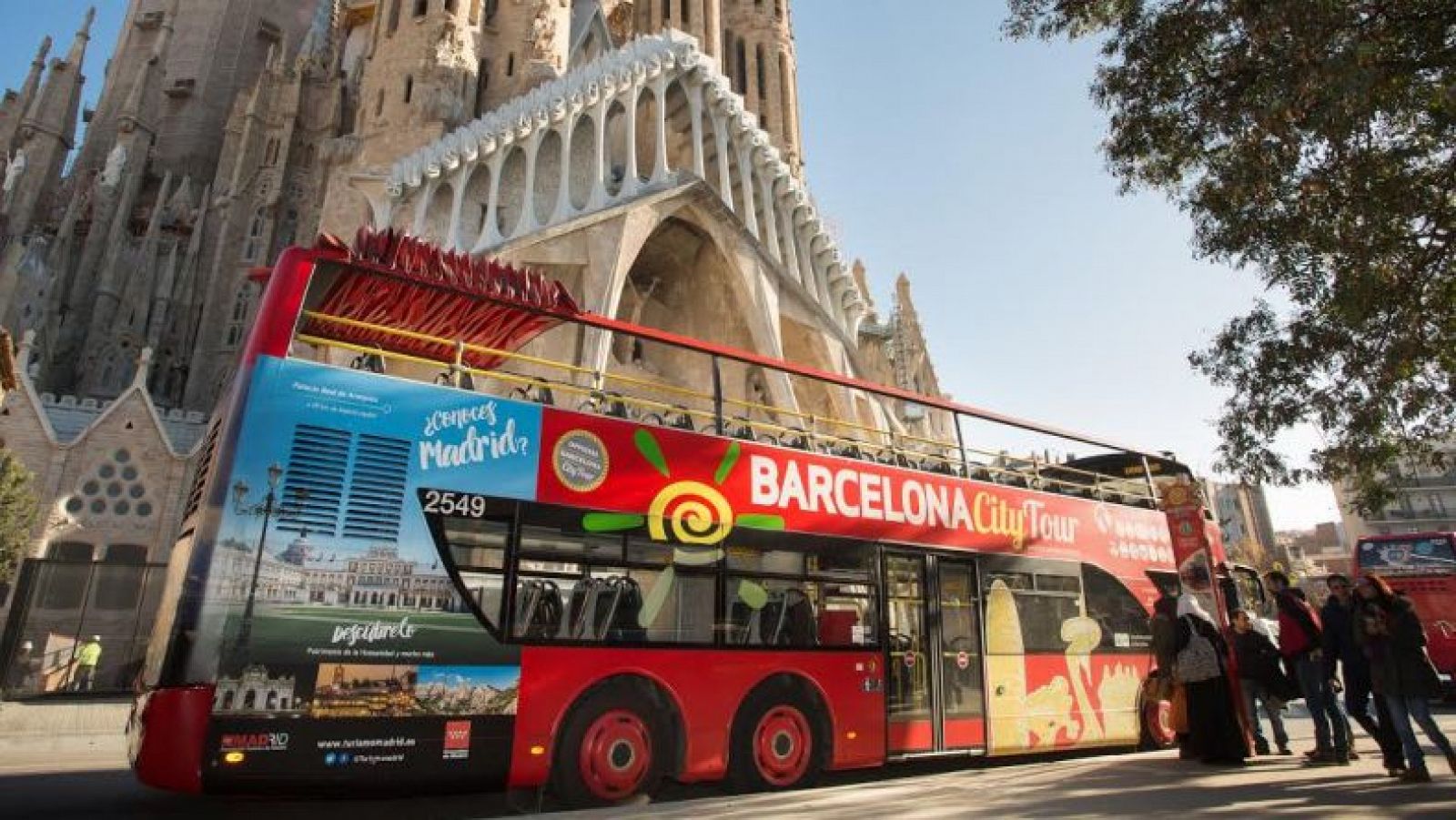 Bus turístic aturat davant la Sagrada Família de Barcelona.