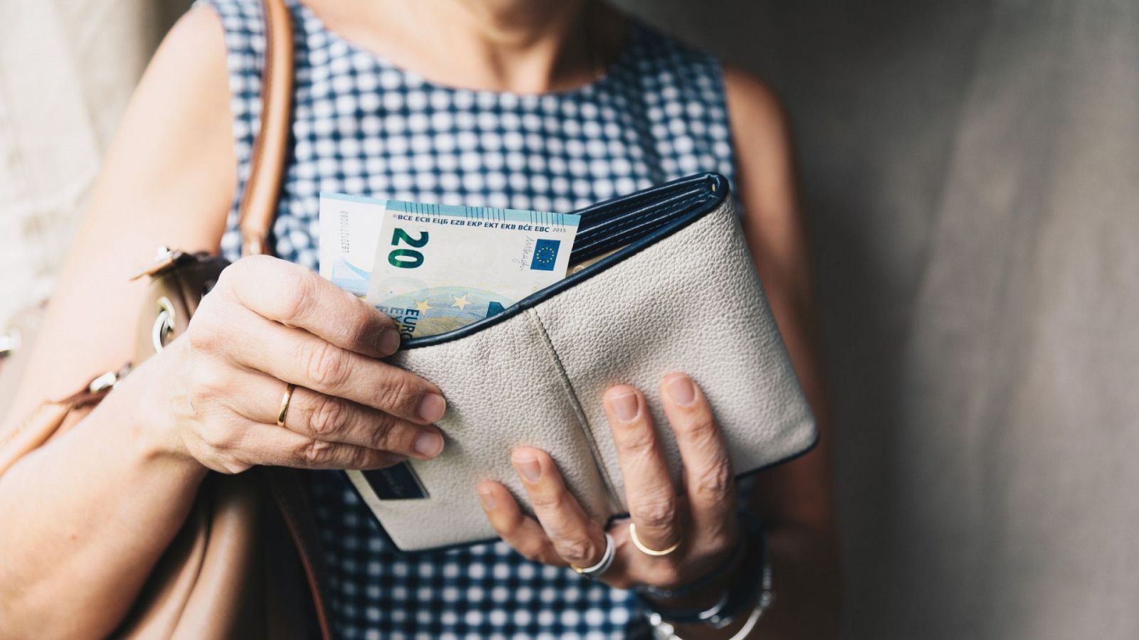 'Las mujeres facturan. El dinero es cosa nuestra' es un libro para leer en la adolescencia