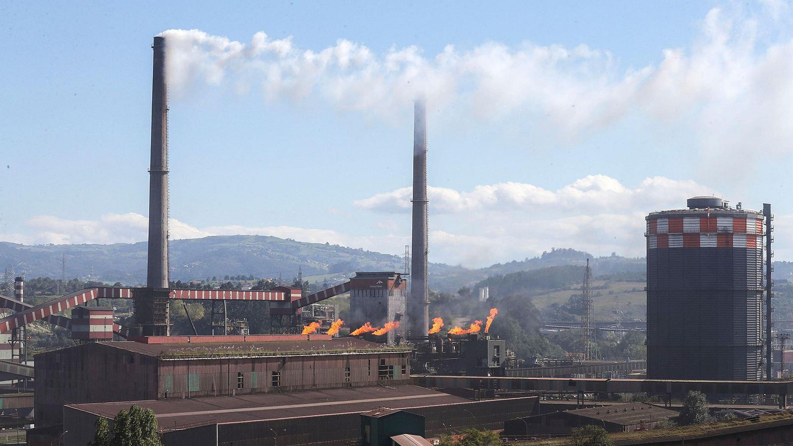 Tres heridos graves en una explosión en la factoría de ArcelorMittal en Gijón