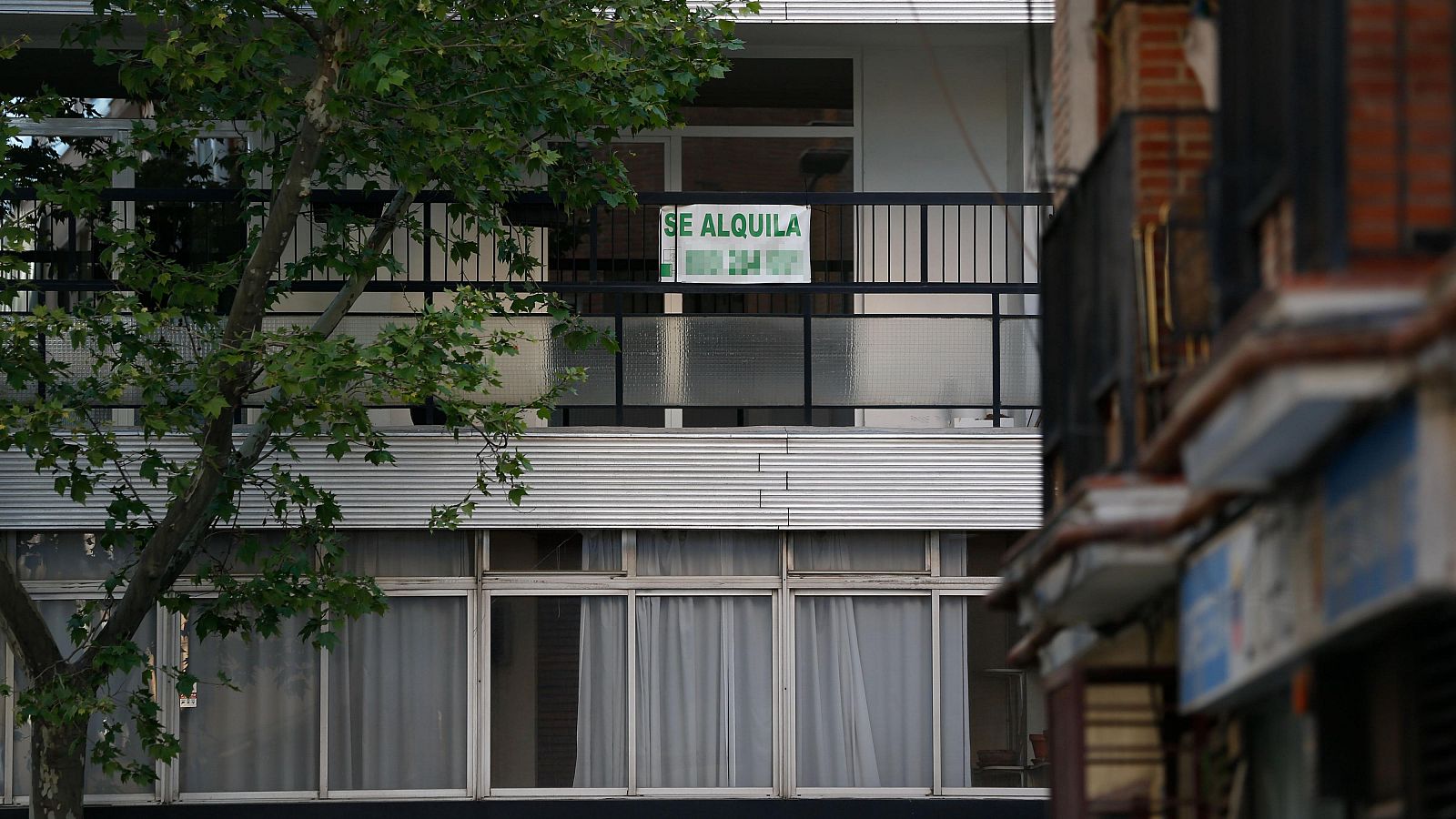 Vista de los carteles de alquiler en un piso de Madrid