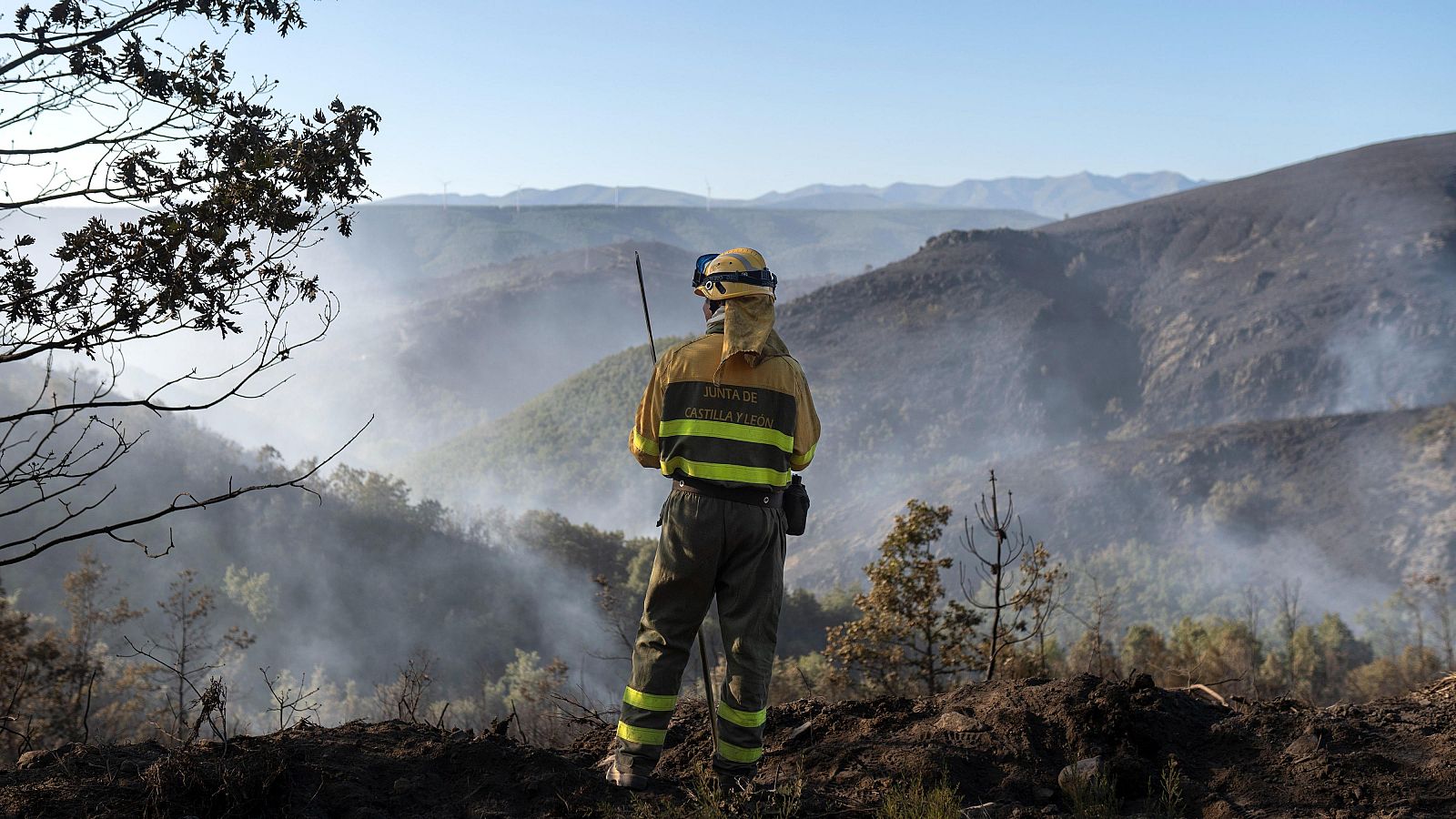 Un bombero observa los montes en el municipio leonés de Brañuelas