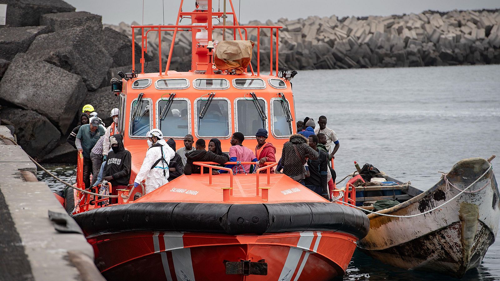 Los Servicios de Emergencias atienden a varios migrantes en el puerto de La Restinga, en El Hierro