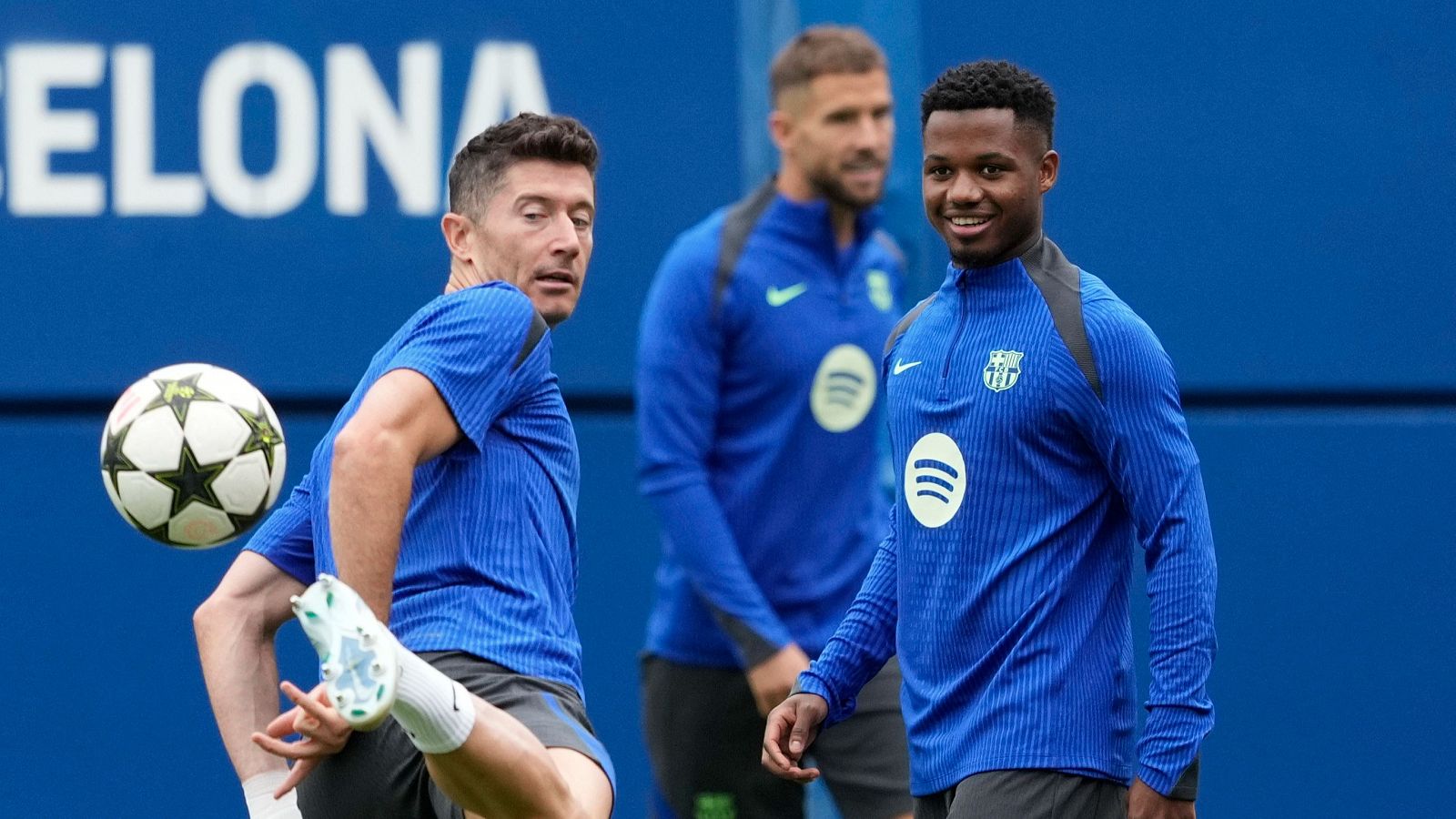 Ansu Fati y Robert Lewandowski en un entrenamiento del FC Barcelona