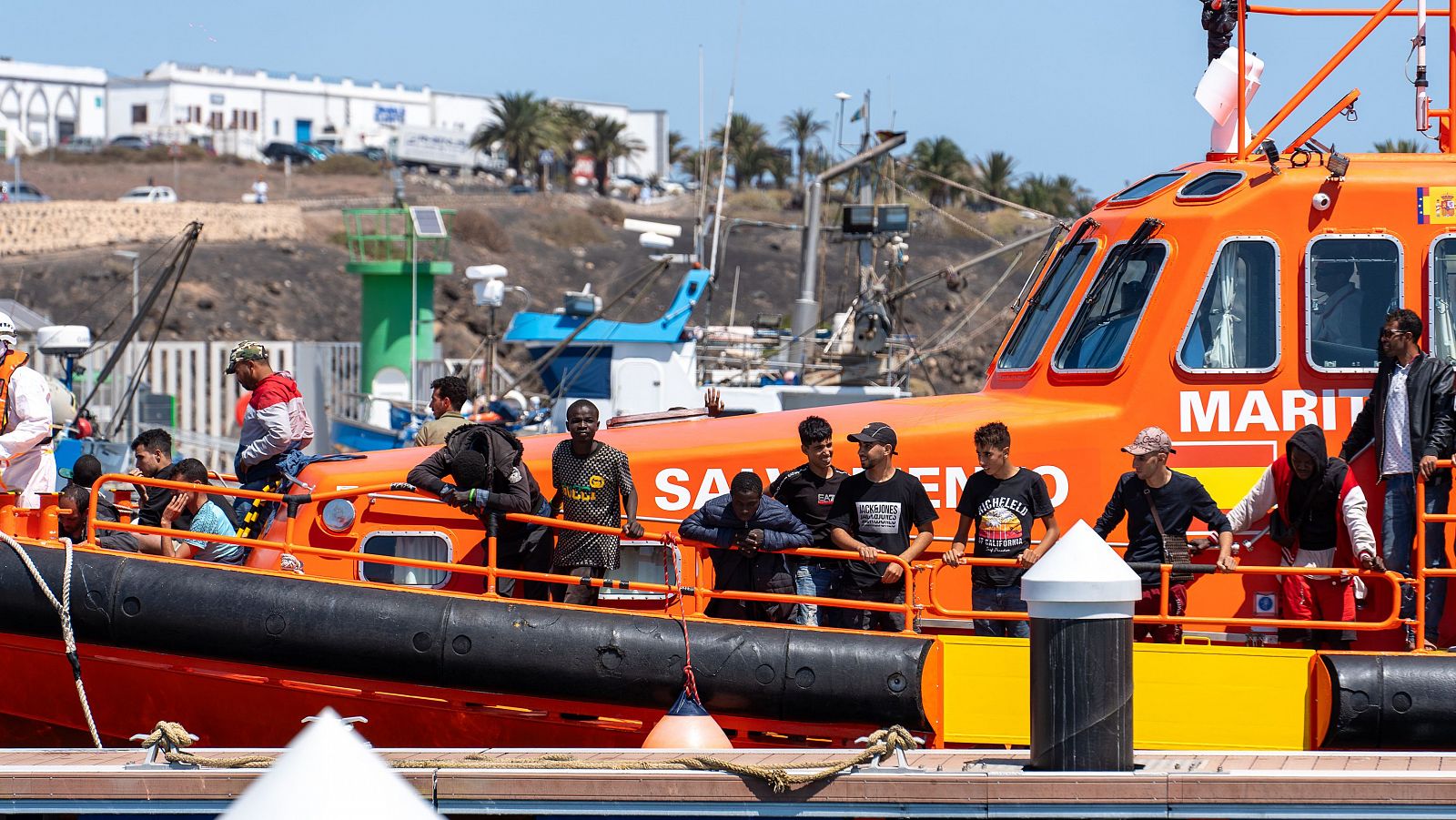 Varios migrantes llegan a bordo de la embarcación de Salvamento ‘Al Nair’ al muelle de Puerto Naos