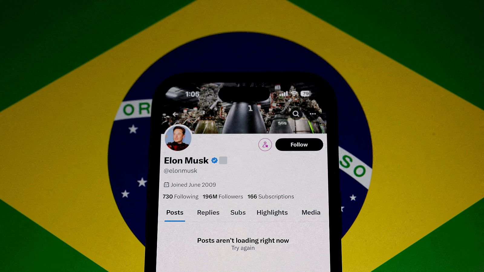 Captura de la cuenta del dueño de la red social X, Elon Musk, en la pantalla de un móvil y sobre la bandera de Brasil