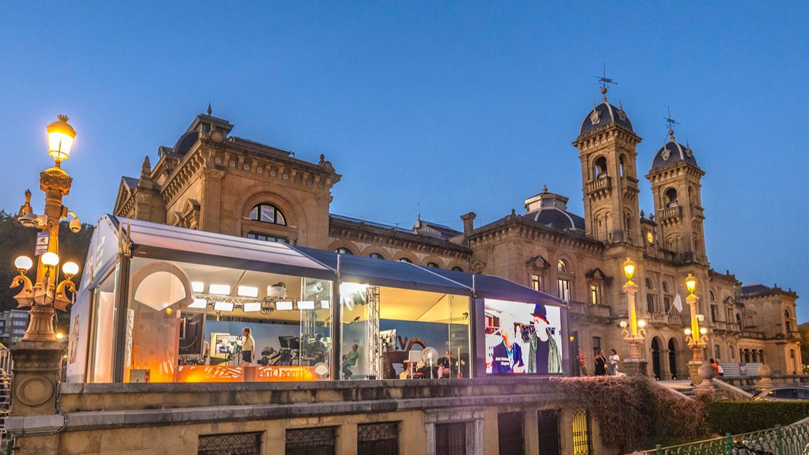 Carpa de RTVE junto al Ayuntamiento de San Sebastián